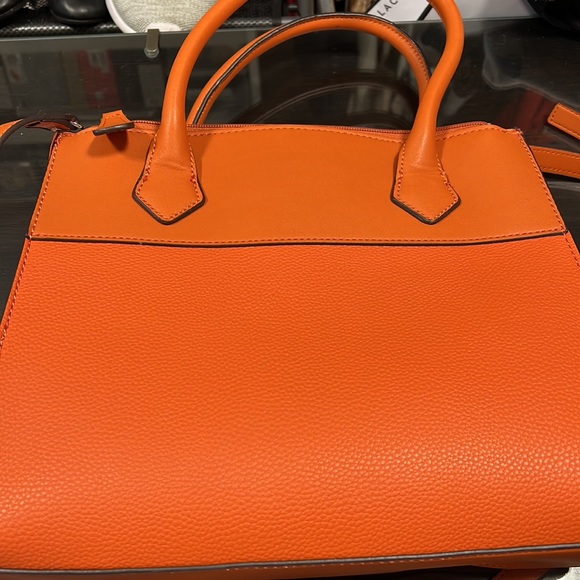 NEW WITH OUT TAGS GUESS LEERA SATCHEL IN ORANGE - Picture 9 of 10